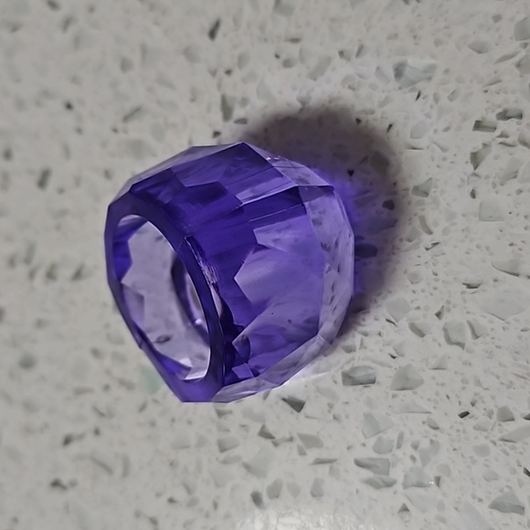 ✨️Fun Fashion Purple Plastic Avon Faceted Ring Size 8/9 - Picture 10 of 10